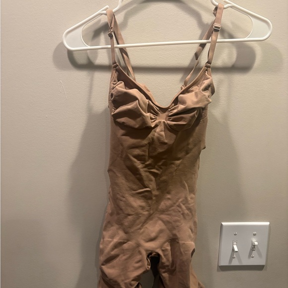 SKIMS Tan Seamless Shaping Bodysuit Size XL - Picture 4 of 6